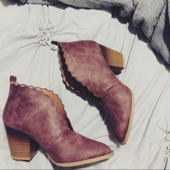 Kira | Scalloped Rose Booties - Picture 5 of 5